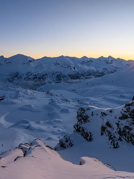 Obertauern Ortsplan Winterlicher Sonnenaufgang über schneebedeckten Alpen und Skipisten